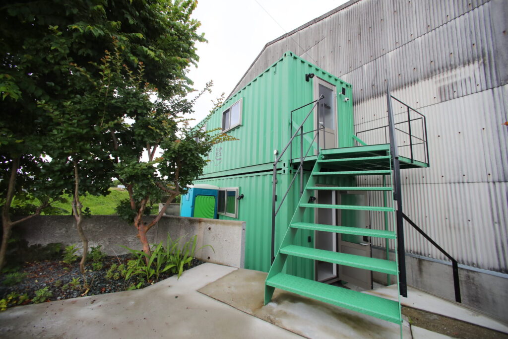 倉庫に併設した休憩所。コンテナ2階建てのユニークな造りです