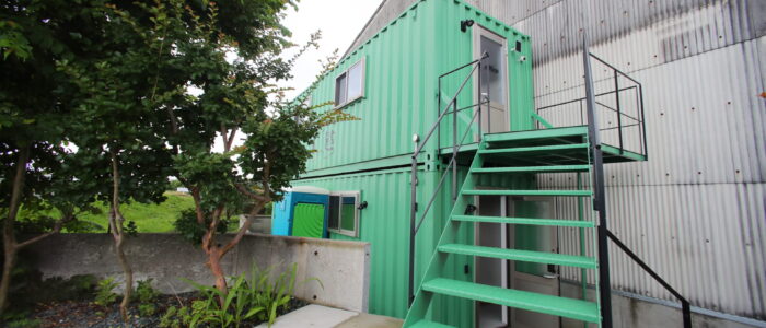 倉庫 休憩所 倉庫に併設した休憩所。コンテナ2階建てのユニークな造りです
